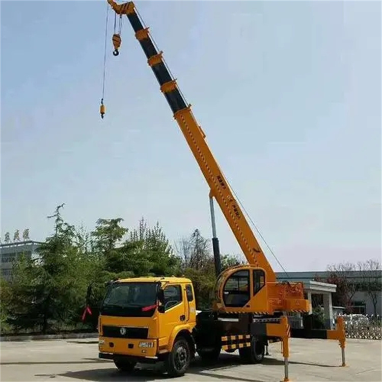 大岭山镇钢筋笼入孔时,由吊车采用单点起吊